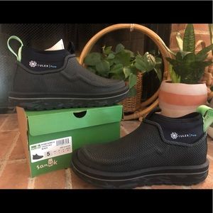 Sanuk Chiba Journey.  Size 5 men’s,  7 women’s.